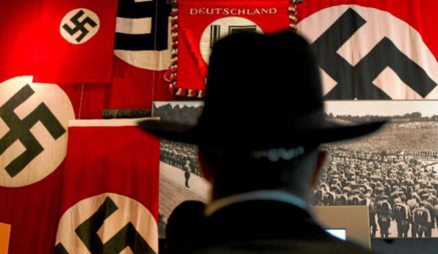 Un judío ultraortodoxo observa fotografías y banderas nazis en Museo Yad Vashem. Foto: EFE