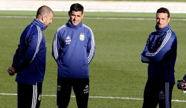 Walter Samuel y Roberto Ayala junto a Lionel Scaloni. Foto: AFP