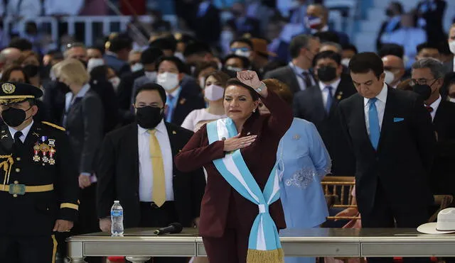 La izquierdista Xiomara Castro saluda como nueva presidenta de Honduras. Foto: EFE