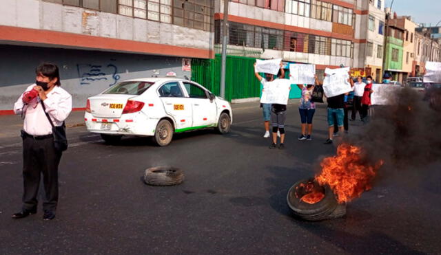 Los trabajadores quemaron llantas como parte de su protesta contra la directora del Hospital Dos de Mayo. Foto: Flavia Ramos / URPI-LR