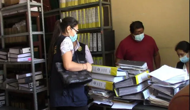 Funcionarios del GRL entregan documentación relacionada con obras en colegios. Foto: La República