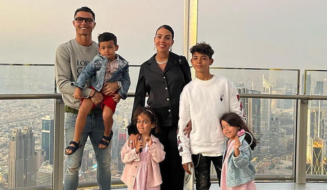 Georgina Rodríguez junto a Cristiano Ronaldo y sus hijos. Foto: Instagram/@georginagio