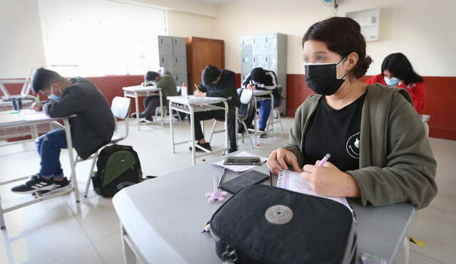 Después de dos años de educación virtual por la pandemia de la COVID-19, los alumnos podrán volver a las aulas. Foto: La República