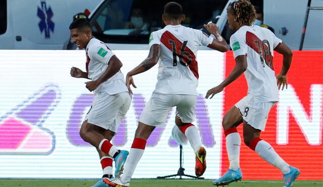 La selección peruana se mantiene en la pelea por la clasificación al Mundial Qatar 2022. Foto: EFE