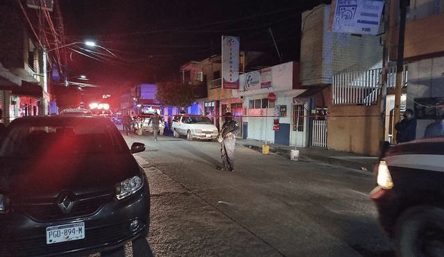 Policías resguardan la zona donde se suscitó una balacera. Foto: EFE