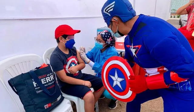En Vacuna Warma, los superhéroes y otros personajes alegran a los niños que reciben su vacuna contra la COVID-19. Foto: Minsa