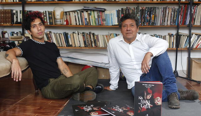 Autores. Los Arévalo. Gabriel y Javier posan con varios ejemplares de su cuento ilustrado.