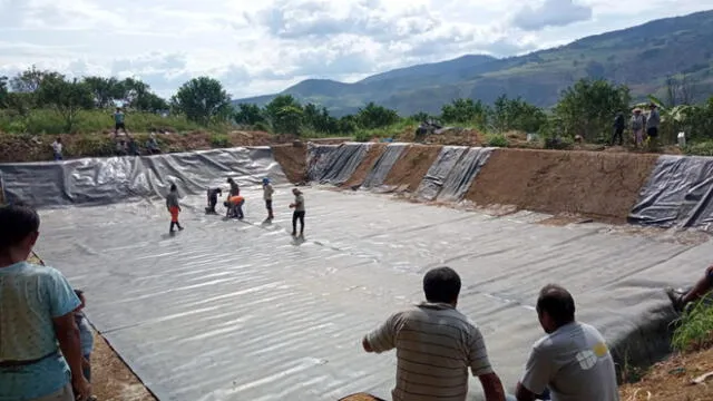 Trabajos de revestimiento de geomembrana en reservorios de Jaén. Foto: DRA Cajamarca.