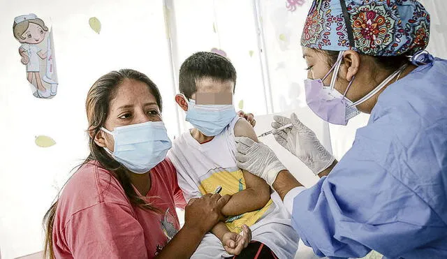 Protección. Niños desde los 5 años ya acuden a los vacunatorios, como el del cuartel Barbones en El Agustino, para recibir su primera dosis contra la COVID-19. Foto: John Reyes/ La República