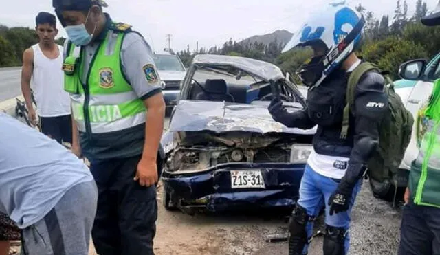 Policías llegaron al lugar del choque de auto y tráiler. Foto: Facebook Corresponsal Virú