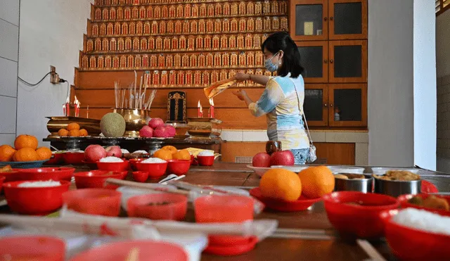 La población de China realiza diferentes cábalas para atraer la buena suerte en el Año Nuevo Chino. Foto: AFP