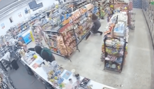 Dos grupos de ladrones armados intentaron atracar la misma tienda sin tener buenos resultados. Foto: captura de YouTube