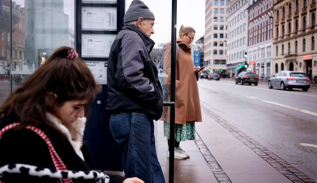 Los pasajeros esperan en una parada de autobús en Copenhague, Dinamarca, 01 de febrero de 2022. A partir de hoy, ya no es obligatorio llevar mascarilla protectora en cualquier lugar público de Dinamarca. Foto: EFE