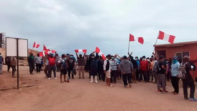 Más de un centenar de pescadores de Talara realizaron una protesta por derrame de crudo de petróleo. Foto: La República