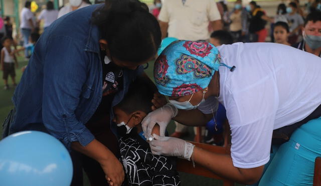 Autoridades instaron a los padres de familia a continuar acudiendo a los vacunatorios cuando lleguen más dosis. Foto: Diresa Loreto
