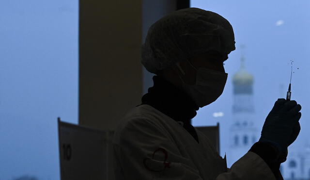 Un trabajador de la salud prepara una dosis de la vacuna rusa Sputnik V COVID-19 a un paciente en un centro de inmunización. Foto: AFP