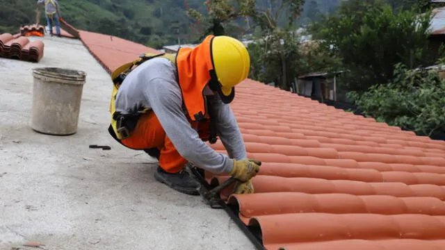 Realizan trabajos de mantenimiento de techos de colegios en Cajamarca. Foto: GORE Cajamarca