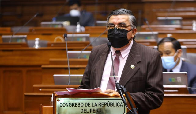Alex Paredes advierte que el bloque magisterial de Perú Libre "tomará acciones" contra nuevas filtraciones desde el Ministerio Público. Foto: Congreso
