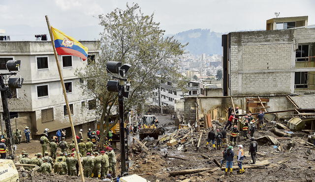 Trágico. Rescatistas trabajan en un campo deportivo que fue arrasado. Foto: AFP