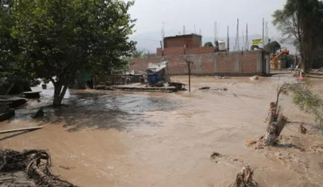 Indeci recomienda alejarse de los cables de energía eléctrica o torres de alta tensión en caso de una inundación. Foto: Senamhi