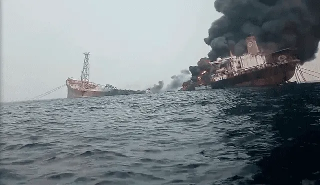 La explosión se produjo a primera hora del miércoles y desató las llamas en este navío-plataforma, llamado Trinity Spirit, que estaba situado en la terminal petrolera de Ukpokiti, en el Delta del Níger. Foto: @JavierBlas/Twitter