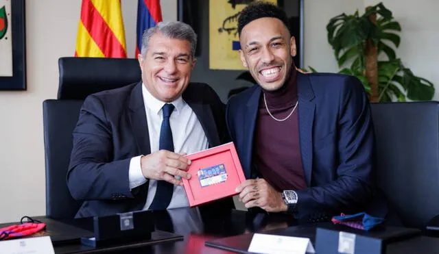 Aubameyang tiene una cláusula de salida de 100 millones de euros, según la prensa española. Foto: @FCBarcelona_es/Twitter