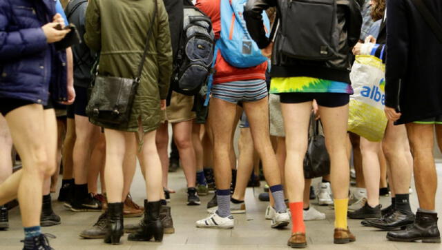 El 7 de enero se celebra el Día de ir Sin Pantalones en el Metro. Foto: AFP