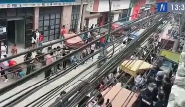 Estudiantes permanecieron en los exteriores por algunos minutos. Foto: captura de Canal N