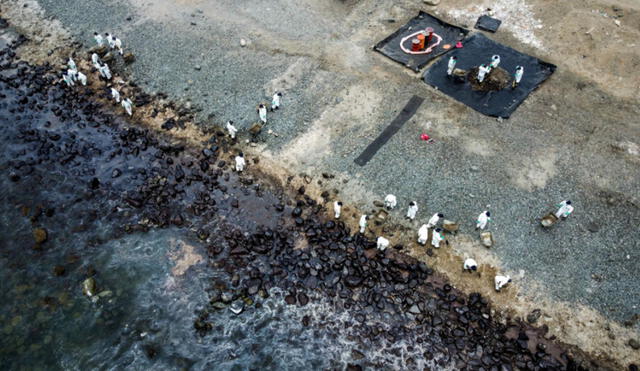 Han pasado más de 15 días desde el derrame de petróleo ocurrido en el mar de Ventanilla. Trabajos continúan, pero aún existen deficiencias. Foto: EFE