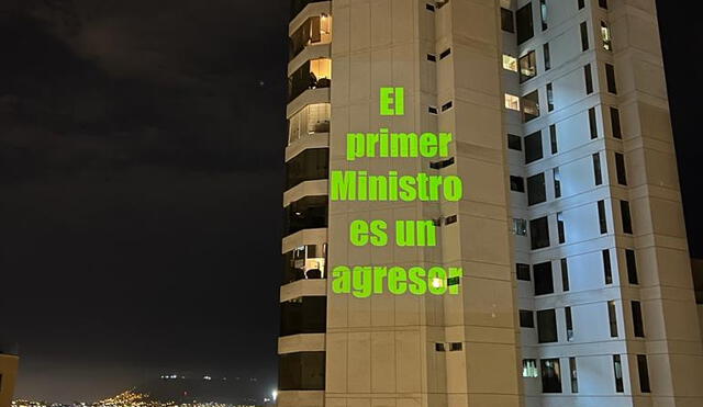 Frases contra nuevo primer ministro, Héctor Valer, en edifico ubicado en el malecón de Miraflores. Foto: @jfowks/Twitter