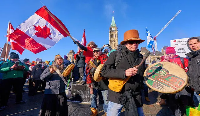 Una multitud de manifestantes se reunió frente al Parlamento en Ottawa (Canadá) el pasado 29 de enero en contra de las medidas anti-COVID-19. Foto: EFE