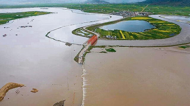 Inundado. Carretera Puno - Capachica, quedó cubierta de agua tras desborde de río. Foto: La República
