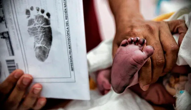 El Certificado de Nacido Vivo se obtiene de forma gratuita. Foto: composición de Gerson Cardoso / La República / Andina