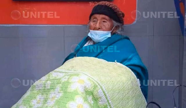 Un adulta mayor duerme al interior de un cajero automático ubicado en la Plaza Isabela Católica de La Paz, Bolivia. Foto: Unitel