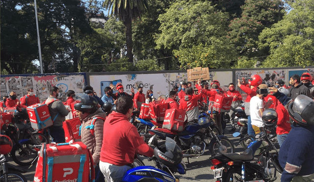 Un grupo de repartidores en moto reacción ante un nuevo hecho delictivo. Foto: Inés Quinterios Orio