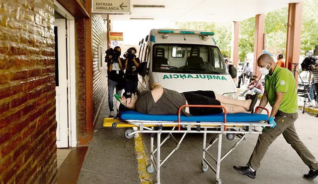 Intoxicación. Un hombre ingresa en el Hospital Bocalandro luego de consumir cocaína. Foto: AFP