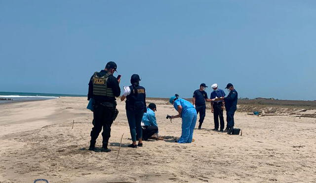 Peritos de criminalística y Fiscalía recogieron evidencias en lugar donde se halló el cuerpo de hombre. Foto: Ministerio Público