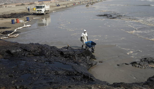 El Colegio de Ingenieros del Perú también señaló que ha constatado falta de supervisión de Repsol en limpieza del litoral. Foto: La República.