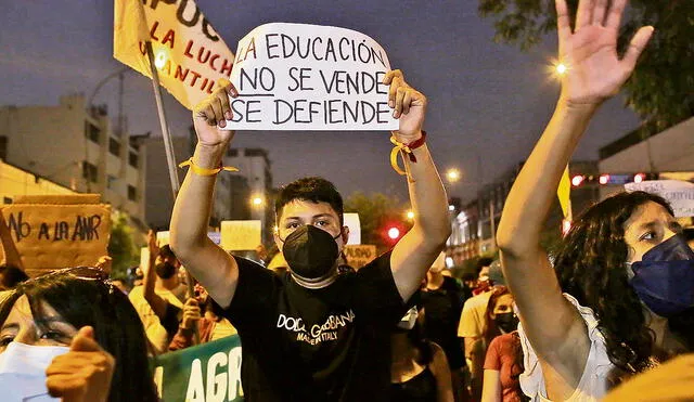 Reclamo. Piden no volver al pasado y respetar la educación. Foto: John Reyes / La República