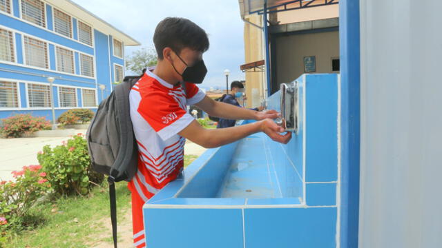 Instalación de estaciones de lavado y desinfección de manos en colegios de Cajamarca. Foto: DRE
