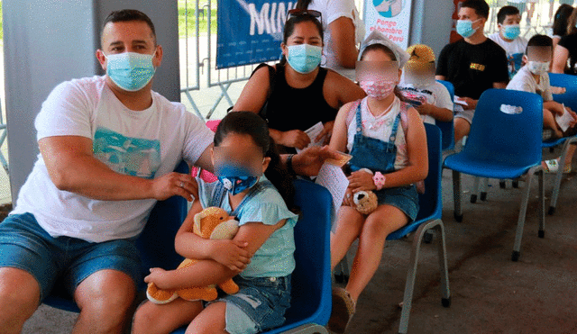 Los menores acudieron junto a sus padres a inocularse la primera dosis contra la COVID-19. Foto: Andina