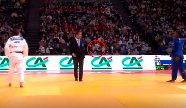 La japonesa Momo Tamaoki se percató de que su rival había dejado caer el celular y se lo entregó al juez. Foto: Grand Slam de Judo de París