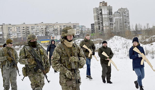Preparados. Ciudadanos ucranianos se preparan para enfrentar posible ofensiva. Foto: AFP