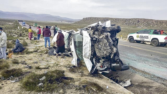 Violento. Auto terminó destrozado tras choque. Foto: PNP