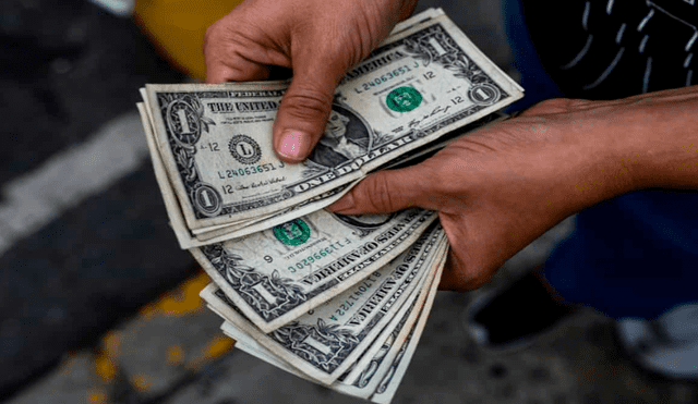 El dólar BCV es ampliamente revisado en Venezuela para diversas transacciones. Foto: AFP