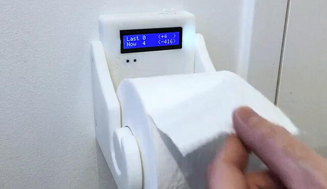 La pantalla LCD muestra información sobre el uso del papel higiénico. Foto: captura de YouTube