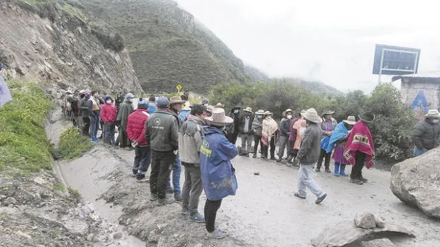 Corredor permanece bloqueado por comunidades de Ccapacmarca. Foto: La República