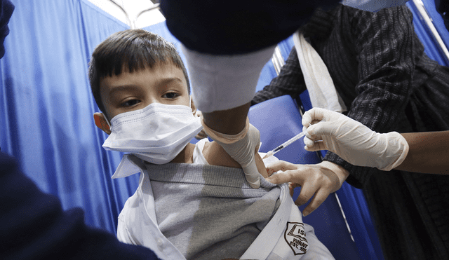 Los menores tendrían que haber recibido la vacuna de Pfizer. Foto: referencial/AFP