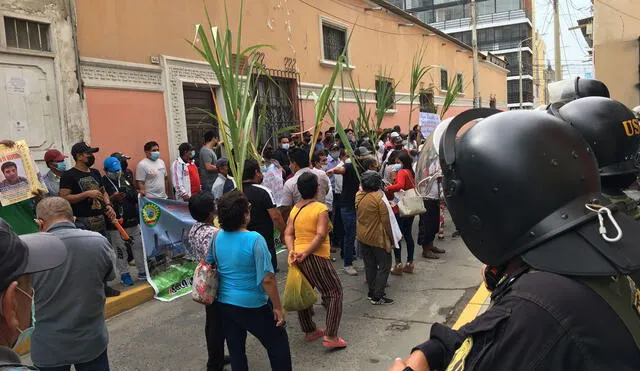 Algunos de ellos han decidido encadenarse en los exteriores del Séptimo Juzgado Civil de Chiclayo. Foto: URPI-GLR