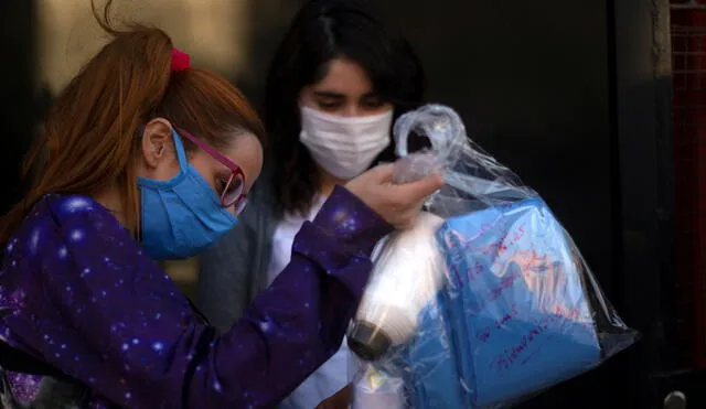 Las mascarillas dejarán de ser obligatorias en interiores para personas vacunadas. Foto: AFP